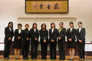 佐々木泰子学長と各五女子大学の学生